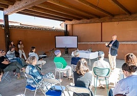 Una de las charlas desarrolladas durante el acto desarrollado en Becerril de Campos.