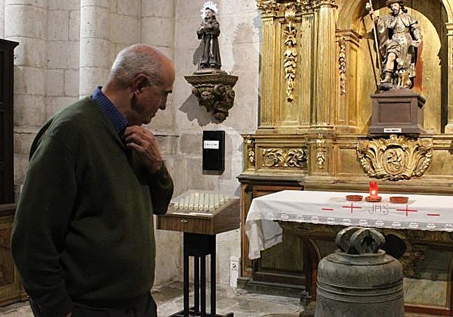 Paulino González, párroco de La Antigua, observa la campana, ya en el altar de San Roque.