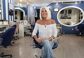 María Luisa Sicilia en su salón de peluquería