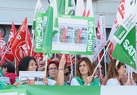 Concentración de sanitarios en Valladolid, este martes.