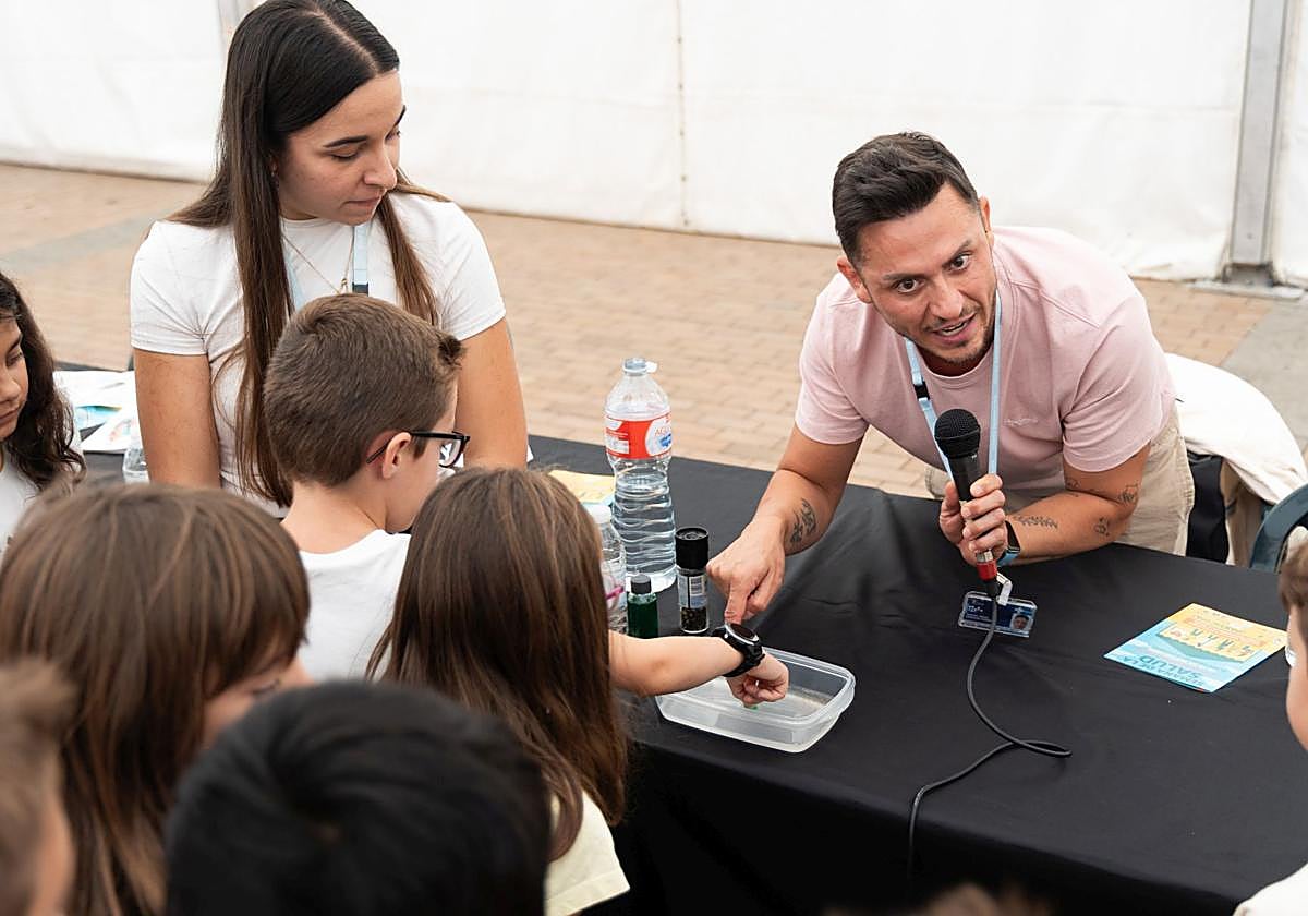Escolares de La Cistérniga participan durante la mañana en talleres de salud bucodental y lavado de manos.