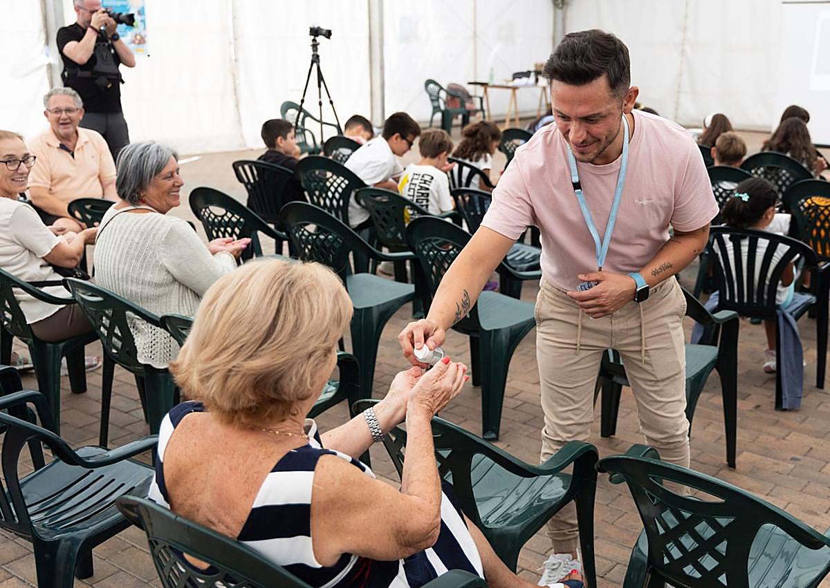 Imagen secundaria 1 - La salud sale a la calle en La Cistérniga: de los primeros auxilios al cuidado bucodental
