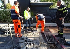 Los operarios pican el borde del estribo del Puente Colgante para reparar el tramo afectado por un pequeño hundimiento.