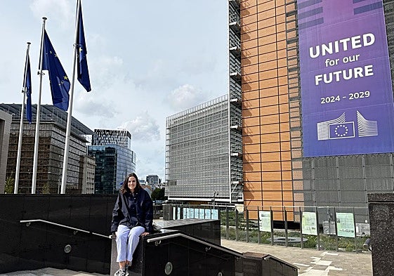 Eugenia Caravaca ante el edificio Berlaymont, en Bruselas. Sede de la Comisión Europea