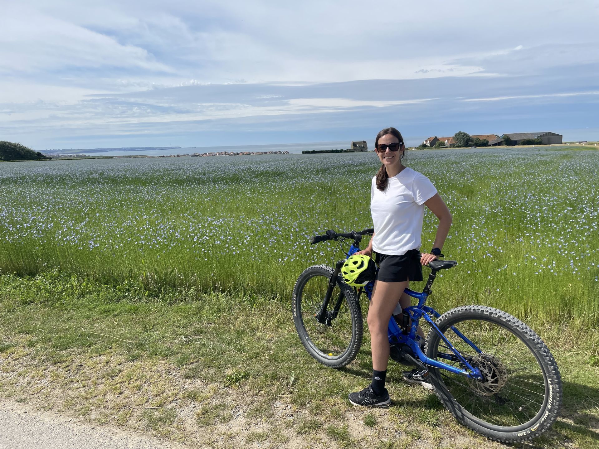 María Eugenia paseando en bicicleta por la Costa Del Mar del Norte