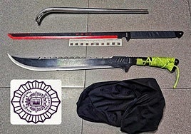 El machete, la espada ninja y la llave de tubo, junto a un pasamontañas, intervenidos durante la pelea.