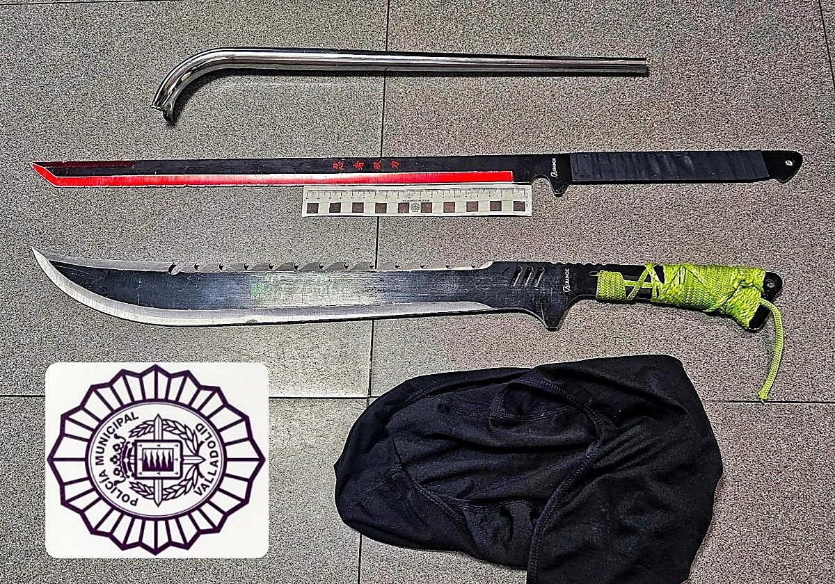 El machete, la espada ninja y la llave de tubo, junto a un pasamontañas, intervenidos durante la pelea.