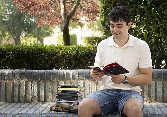 Néstor Baruque leyendo en Valladolid.