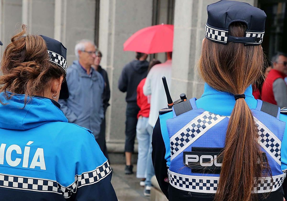 Imagen de archivo de dos agentes de la Policía Local de Segovia.