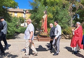 Los vecinos de Santa Eufemia del Arroyo procesionaron a su patrona