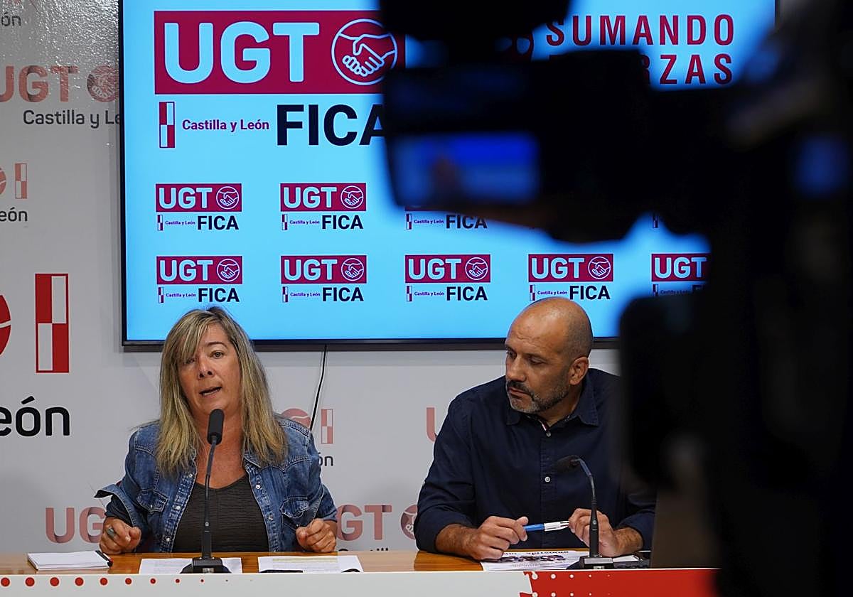 La secretaria general de UGT FICA Castilla y León, Sandra Vega, y el secretario de Acción Sindical y Coordinación Sectorial de esa federación, Gorka López, este martes en Valladolid.