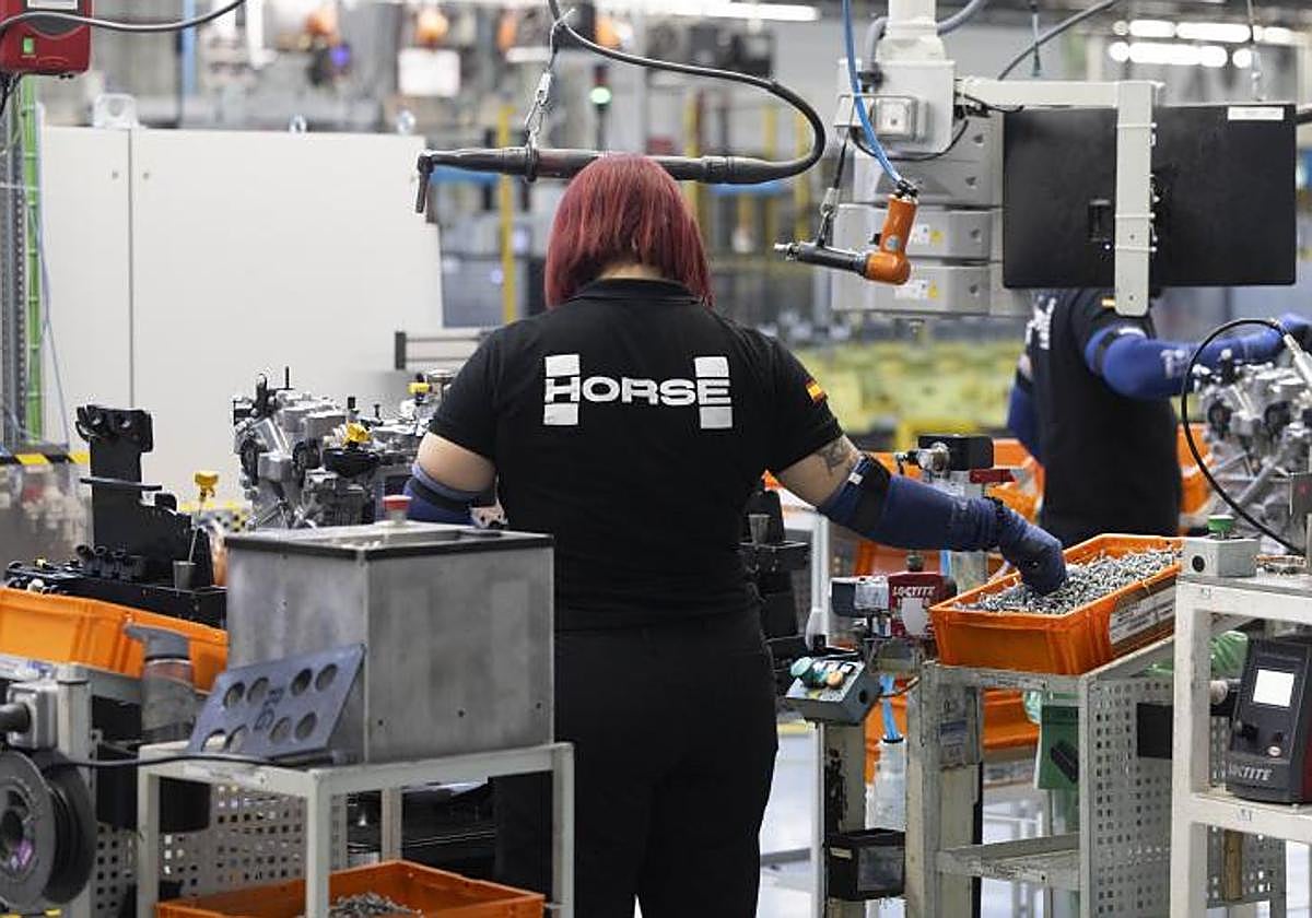 Una empleada de Horse en la fábrica de Valladolid.