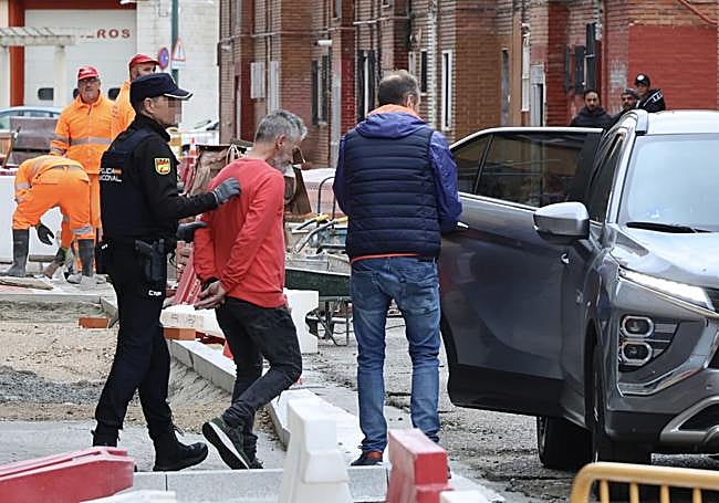 La Policía detiene a un hombre en el ultramarino Machote en octubre de 2024.