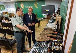 El coronel de la Guardia Civil, Andrés Velarde, y el subdelegado del Gobierno, Jacinto Canales, ante el material incautado.