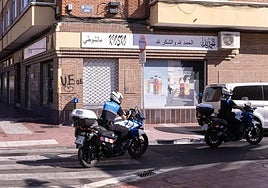Presencia policial este miércoles en las inmediaciones del local de la avenida de Segovia.