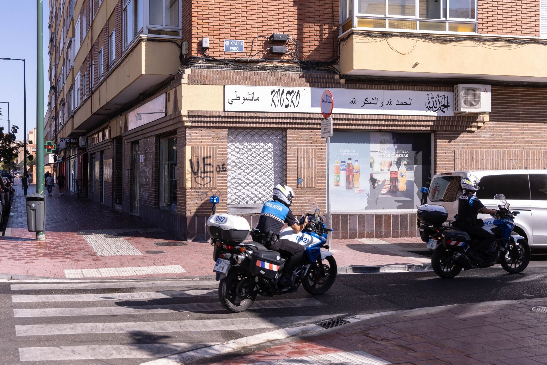 Presencia policial este miércoles en las inmediaciones del local de la avenida de Segovia.