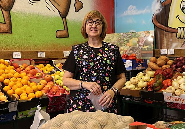 Julia González en su frutería situada en El Cuadro.