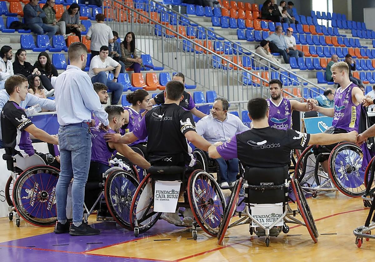 Imagen de un tiempo muerto en un partido del último curso.