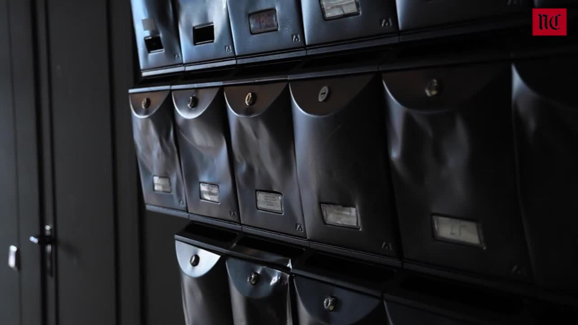 Semanas sin tele y meses sin cerrar el garaje por el deterioro de un edificio en Laguna