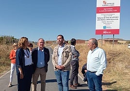 La presidenta de la Diputación, el delegado de la Junta y el alcalde de Dueñas, en la visita a las obras.