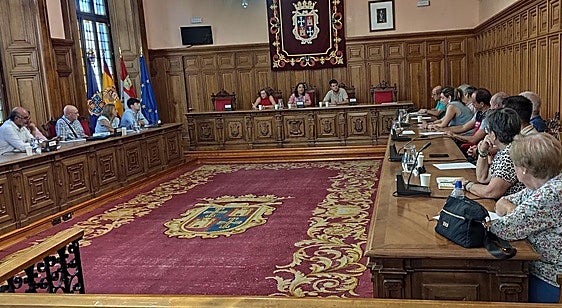 Reunión del equipo de gobierno con las asociaciones de vecinos.