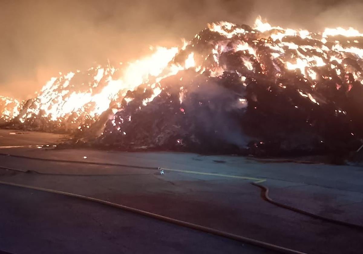 Pacas de paja ardiendo en el almacén de Alar.