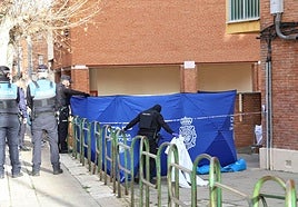 La Policía cubre con una lona la zona de la calle donde cayó muerto el padre de Izan.