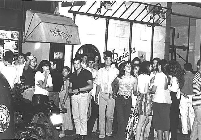 Vallisoletanos de fiesta en los años 90 en La Chupitería..