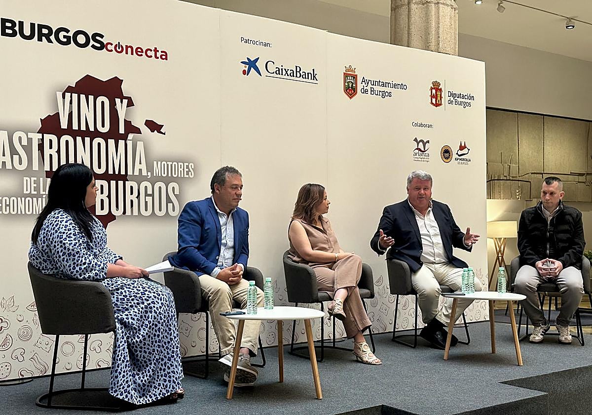 Susana Gutiérrez, morderadora, y Ramiro García, Almudena Alberca, Enrique Pascual y Diego González durante su intervención.