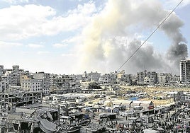 Columnas de humo provocadas por los bombardeos de Israel sobre la Ciudad de Gaza.