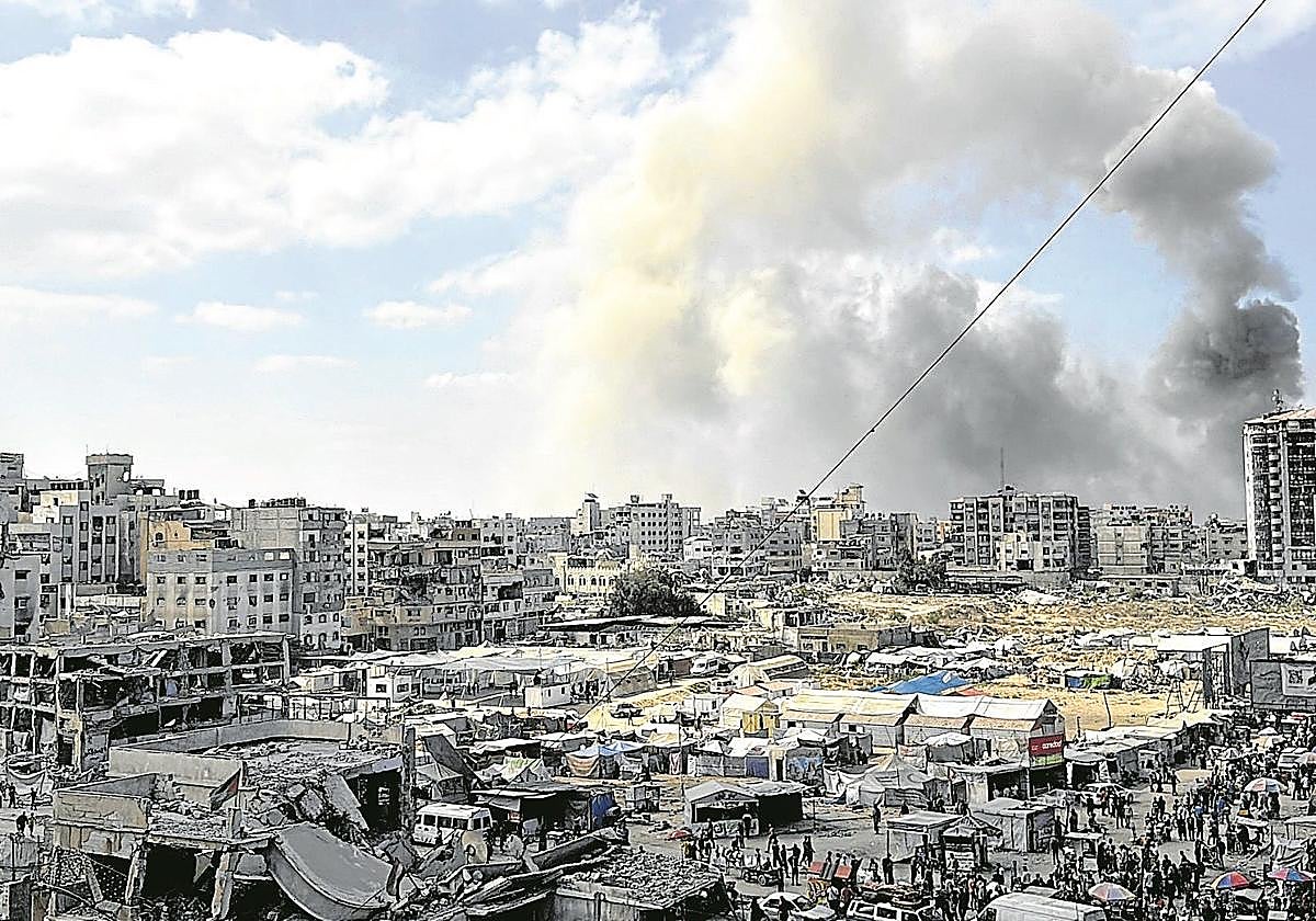 Columnas de humo provocadas por los bombardeos de Israel sobre la Ciudad de Gaza.