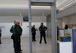Control de seguridad en la entrada al edificio de los juzgados de Segovia.