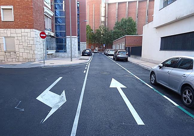 Tramo de la calle Caballero que discurre ante la entrada principal al colegio Francisco De Quevedo.