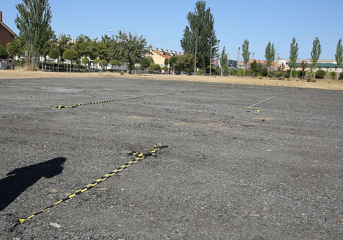 Aparcamiento alternativo a las obras, situado junto al colegio Elena Fortún, totalmente vacío.