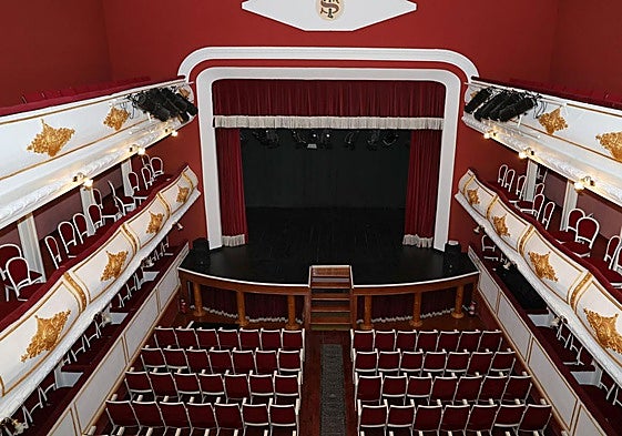 Patio de butacas, palcos y escenario del coqueto teatro Sarabia de Carrión de los Condes.