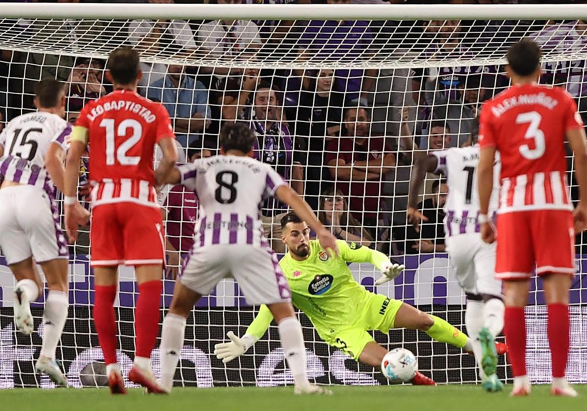 Gulherme detiene el penalti lanzado por Embarba durante el último Real Valladolid-Almería