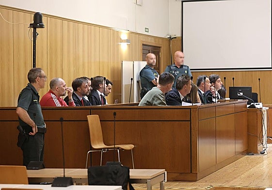 Los acusados de la operación Almendro, durante la primera sesión en la Audiencia de Valladolid.