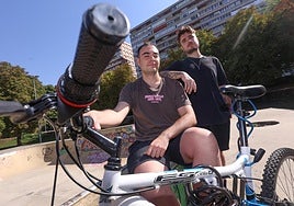 Diego Las Heras, portavoz de la Plataforma de la Movilidad Sostenibe, y Álvaro Hidalgo 'Kush', DJ que pinchará en la marcha.