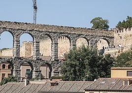 Vista general de la muralla y, tras el Acueducto, el tramo que se abrirá al público después de las obras.