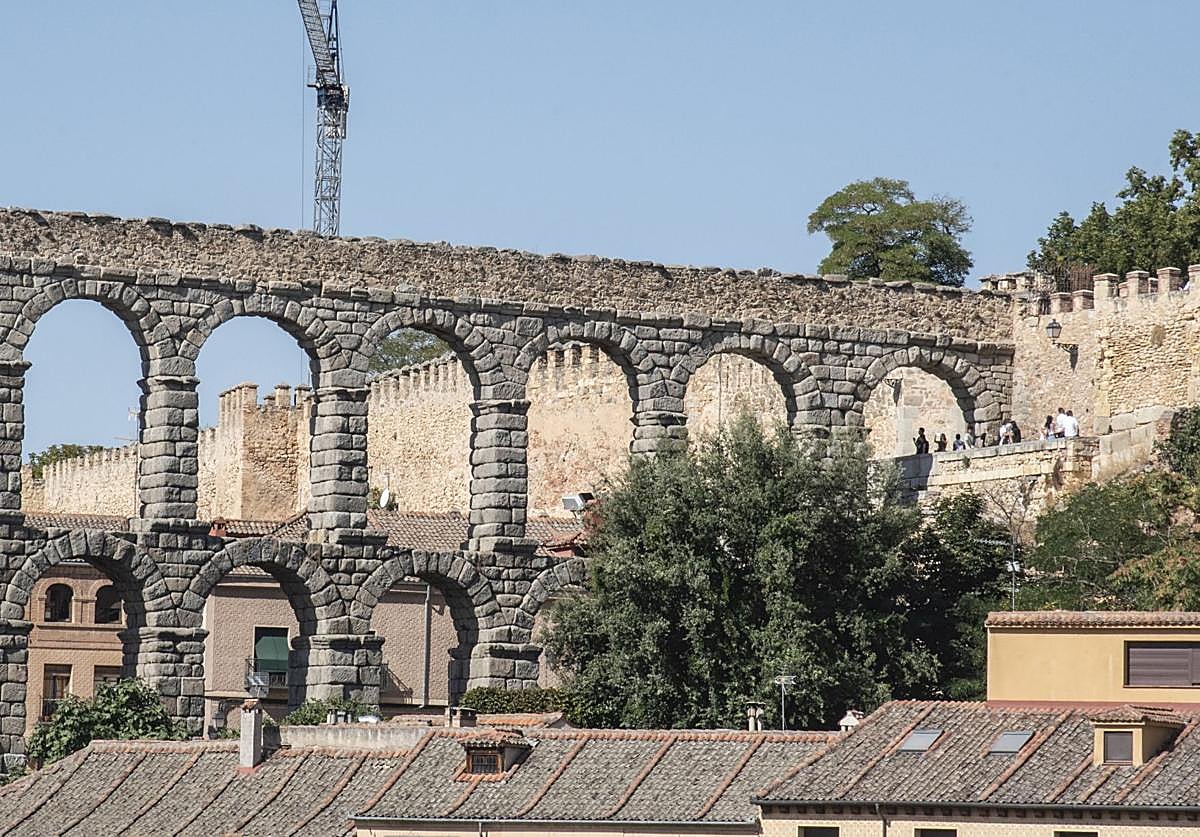 Vista general de la muralla y, tras el Acueducto, el tramo que se abrirá al público después de las obras.