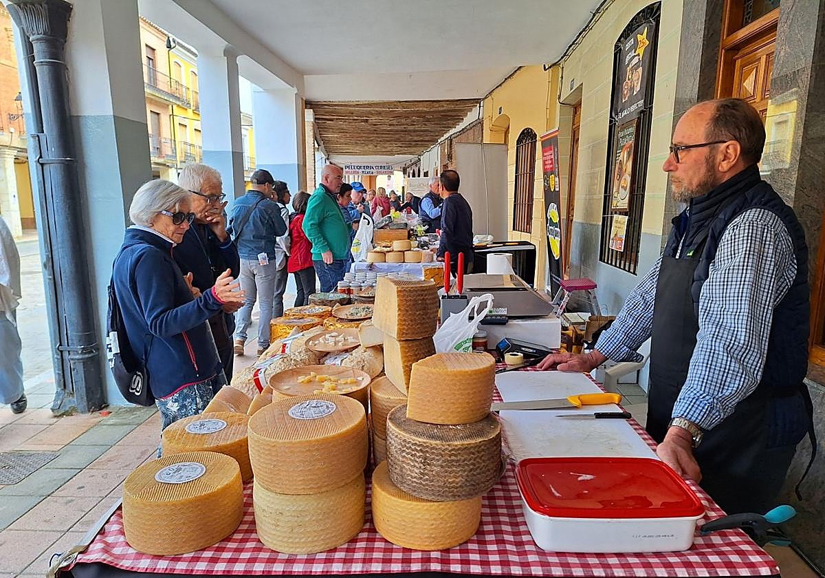 Uno de los puestos de queso en la edición del mercado de 2024.