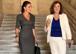 Macarena Olona acompaña a Sonia Lalanda al finalizar el pleno.