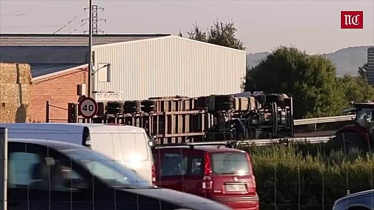 El vuelco de un camión corta un acceso a la VA-30 desde La Cistérniga