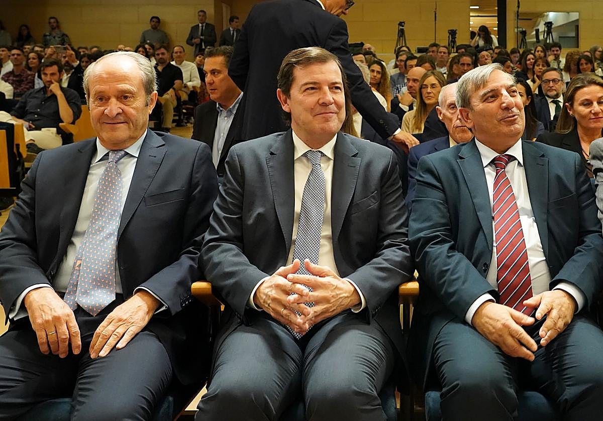 Fernández Mañueco, entre el presidente de Grupo Tecopy, José Ramón Jiménez Iglesias (izq.), y el consejero Sanz Merino.