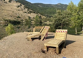 Nuevas tumbonas junto al embalse de Ruesga.