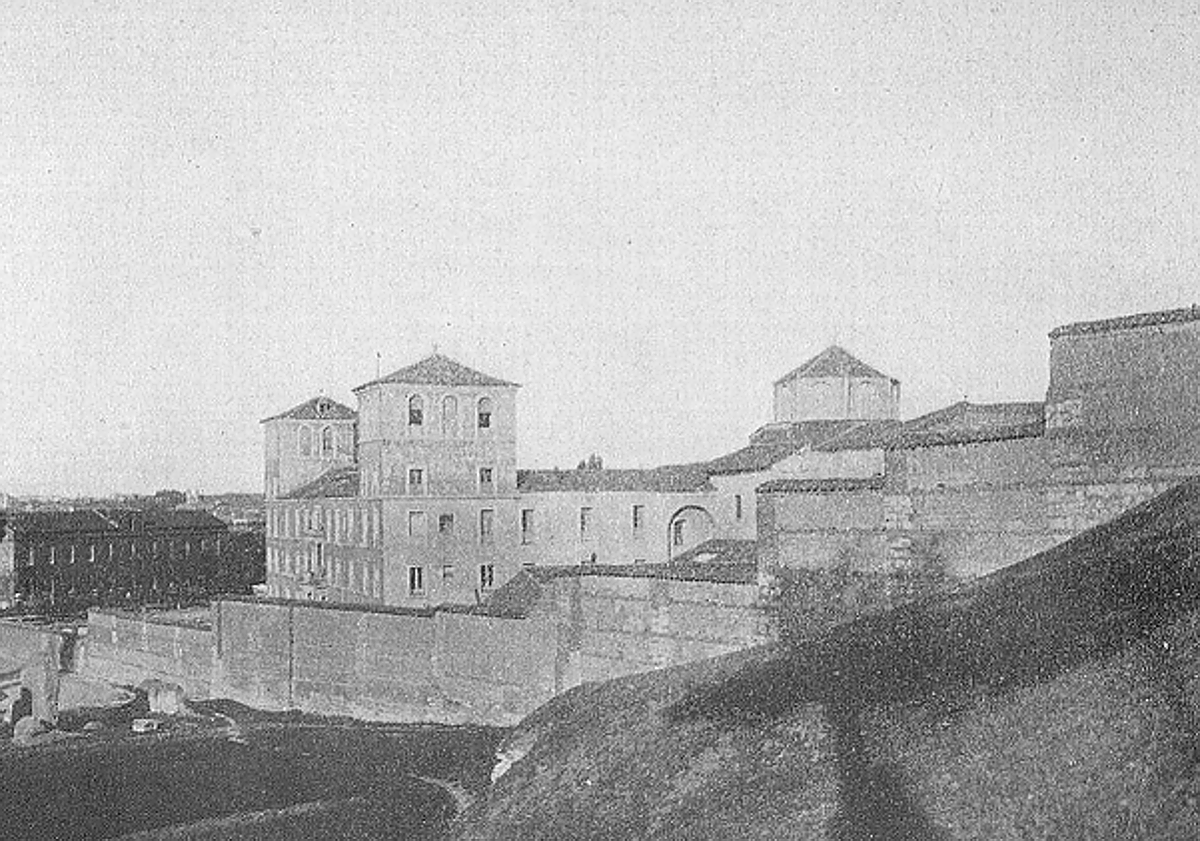 Imagen principal - Arriba, monasterio de Nuestra Señora de Prado, donde Diego de Gumiel imprimió en 1511 el 'Tirante'. Abajo, otro ejemplar impreso por él y portada de la obra que se salvó del expurgo de la biblioteca del Quijote. 