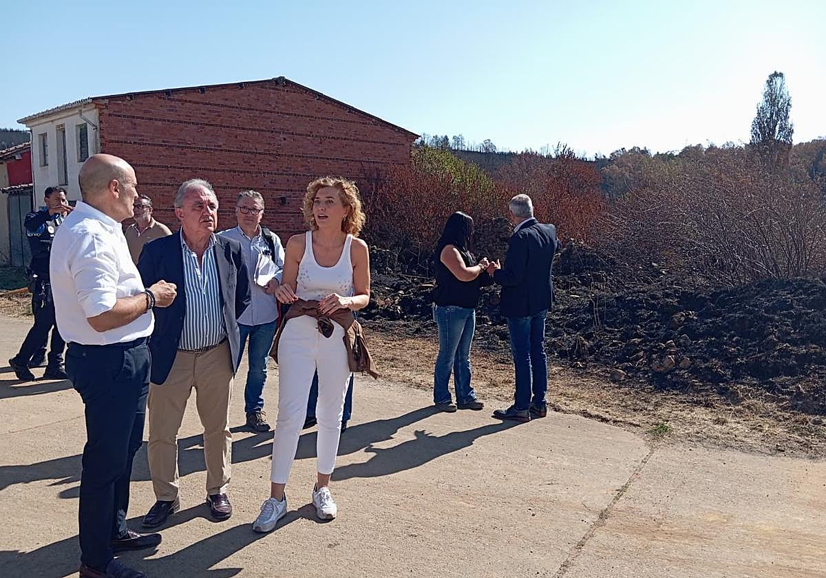 La directora general de Vivienda, junto al delegado de la Junta en Palencia, en la visita a San Pedro Cansoles.