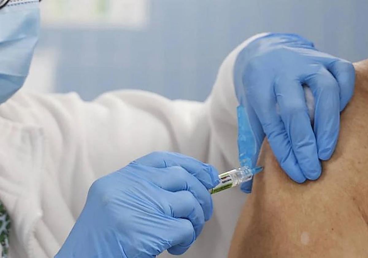 Una enfermera vacuna a un paciente en una imagen de archivo.