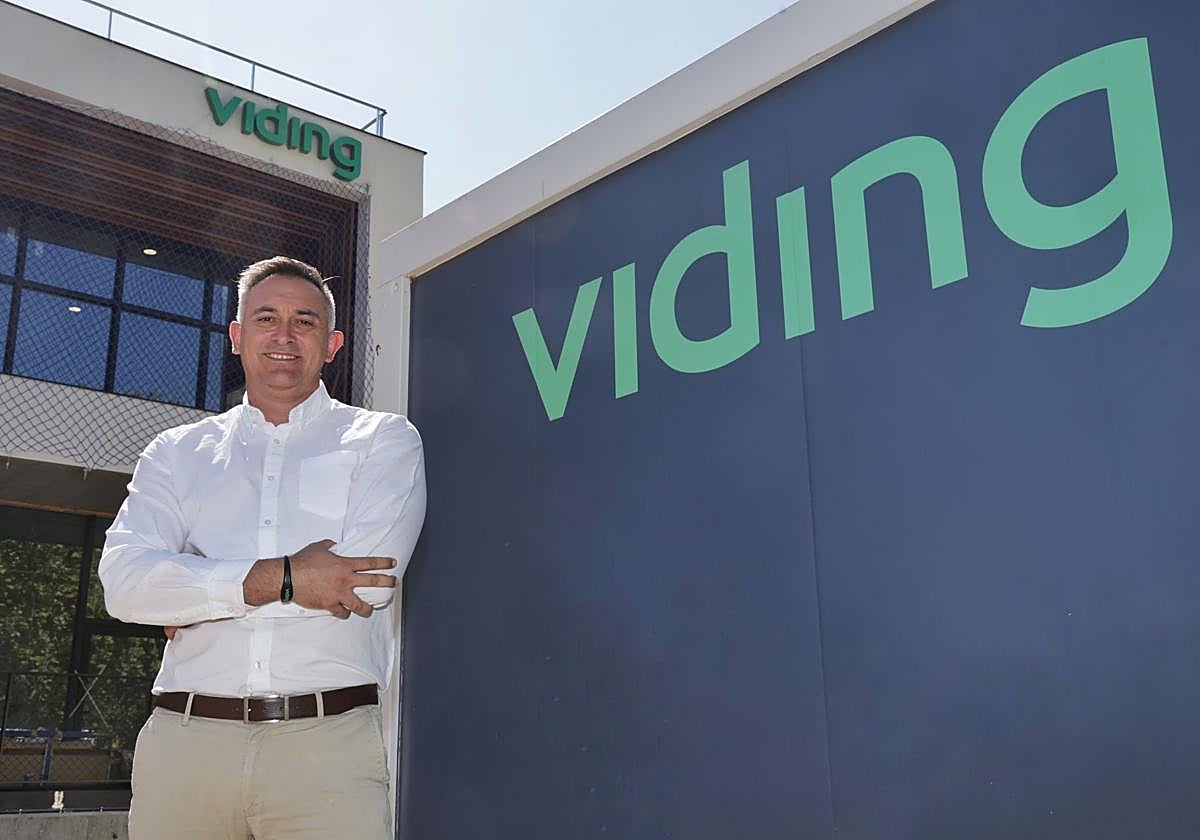 Álvaro Nieto, director de Viding Valladolid, posando ante las instalaciones de este centro deportivo que se inaugurará próximamente