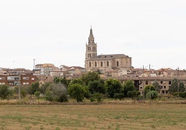Vista de una zona urbana de Medina de Rioseco con la iglesia de Santa María al fondo.